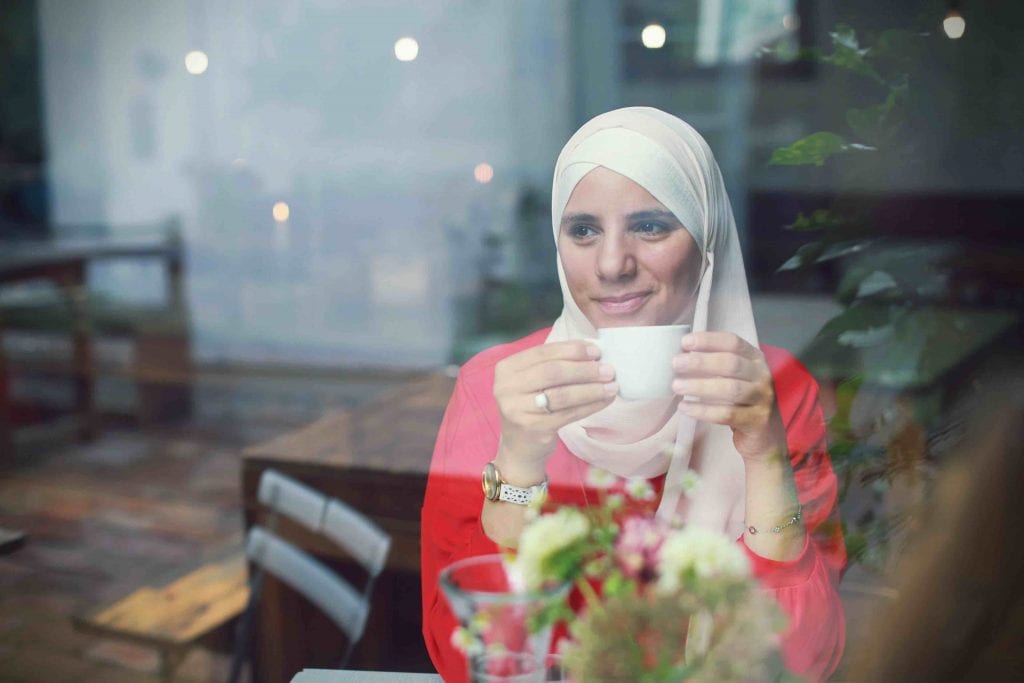 Amani Abuzahra im Cafe beim Interview